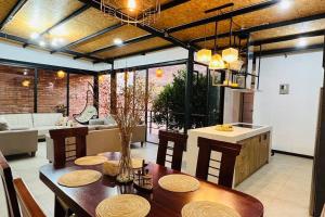 a kitchen and living room with a table and chairs at Casa Tinta & hierro in Naranjo