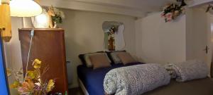 Posteľ alebo postele v izbe v ubytovaní PARIS AUTHENTIC HOUSE studio with green courtyard 12 rue labourse Gentilly 94250