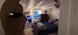 Televízia a/alebo spoločenská miestnosť v ubytovaní PARIS AUTHENTIC HOUSE studio with green courtyard 12 rue labourse Gentilly 94250