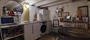 Kuchyňa alebo kuchynka v ubytovaní PARIS AUTHENTIC HOUSE studio with green courtyard 12 rue labourse Gentilly 94250