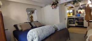 Posedenie v ubytovaní PARIS AUTHENTIC HOUSE studio with green courtyard 12 rue labourse Gentilly 94250