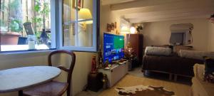 Televízia a/alebo spoločenská miestnosť v ubytovaní PARIS AUTHENTIC HOUSE studio with green courtyard 12 rue labourse Gentilly 94250
