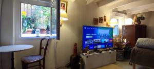 Televízia a/alebo spoločenská miestnosť v ubytovaní PARIS AUTHENTIC HOUSE studio with green courtyard 12 rue labourse Gentilly 94250
