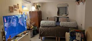 Posteľ alebo postele v izbe v ubytovaní PARIS AUTHENTIC HOUSE studio with green courtyard 12 rue labourse Gentilly 94250