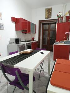 Η κουζίνα ή μικρή κουζίνα στο Casa vacanze completa di tutto e anche di più