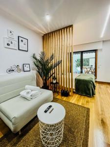 una sala de estar con un sofá y una cama en Las Terrazas de Vigo - David, en Vigo