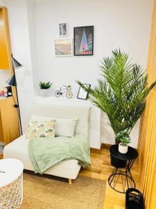 sala de estar con sofá blanco y planta en Las Terrazas de Vigo - David, en Vigo