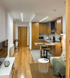 Una cocina y una sala de estar con un sofá y una mesa. en Las Terrazas de Vigo - David, en Vigo