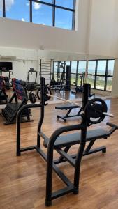 una palestra con diversi tapis roulant e cyclette di Inova Flat no centro a Palmas