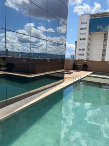 una piscina sul tetto di un edificio di Inova Flat no centro a Palmas