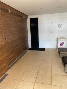 Camera con porta e pavimento piastrellato. di Inova Flat no centro a Palmas