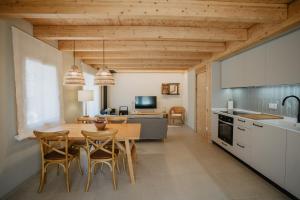 a kitchen and dining room with a table and chairs at CAL GALL rural Cerdanya in Bellver de Cerdanya
