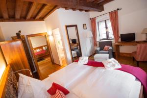 Rúm í herbergi á Hotel Fahrnberger