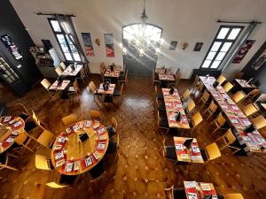 an overhead view of a restaurant with tables and chairs at restaurant japonais Tokogine chambre d hote in Listrac-Médoc