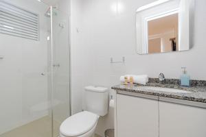 Un baño con inodoro, lavabo y espejo. en Apto de 1 Quarto com Sofá-Cama na Sala - LHP1004, en Curitiba 30 fotos más