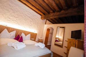 Rúm í herbergi á Hotel Fahrnberger