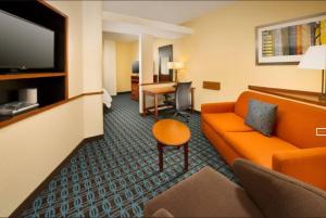 TV a/nebo společenská místnost v ubytování Fairfield Inn & Suites by Marriott Waco North