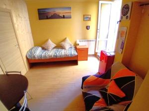 a living room with a couch in a room at Le Perle di Alessia in Stazione La Spezia Migliarina