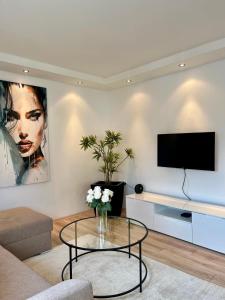 Μια τηλεόραση ή/και κέντρο ψυχαγωγίας στο Ruby Modern Central Apartment