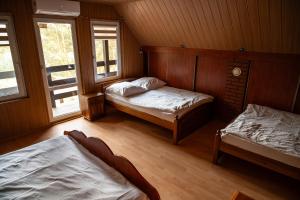 sypialnia z 2 łóżkami i 2 oknami w obiekcie Dom Parlinek agroturtstyka wędkowanie sauna jacuzzi w mieście Dąbrowa