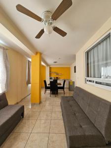 un salon avec un canapé et un ventilateur de plafond dans l'établissement Sensity Home Departamento 3 Encantador, Acogedor y Amplio, à Tehuacán
