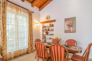 ein Esszimmer mit Tisch und Stühlen und einem Fenster in der Unterkunft House Marko in Orebić