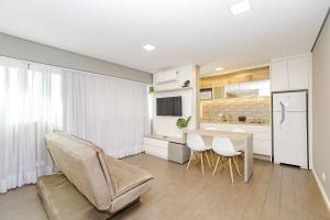 cocina y comedor con mesa y silla en Studio para 4 pessoas no Seventh - SEV0702, en Curitiba