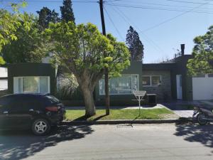 une voiture noire garée devant une maison dans l'établissement La casa de Silvia, à Puerto Madryn