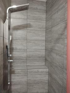 una doccia con una porta in vetro in un bagno di City villa Bihac a Bihać Altre 26 foto