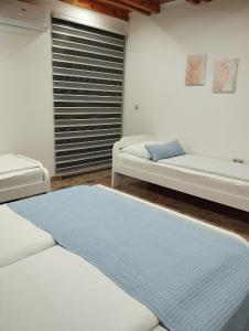 una stanza con due letti e una finestra di City villa Bihac a Bihać