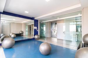un gimnasio con bolas de plata en un suelo azul en Studio para 4 pessoas no Seventh - SEV0702, en Curitiba