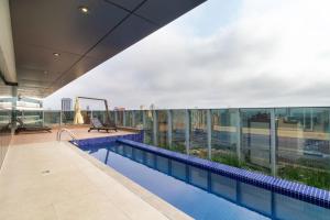 a swimming pool on the roof of a building at Studio no Seventh para 4 pessoas - SEV0704 in Curitiba