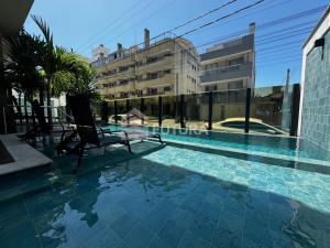 Bazén v ubytování Apartamento para aluguel de temporada Bombas nebo v jeho okolí