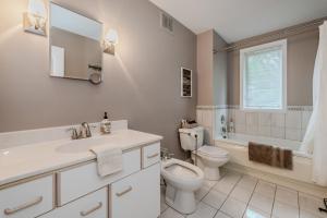 Ένα μπάνιο στο Baycrest Waterfront Escape +38 φωτογραφίες