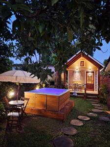 a hot tub in the backyard of a tiny house at CASITA DE MARIA in Paso de la Patria