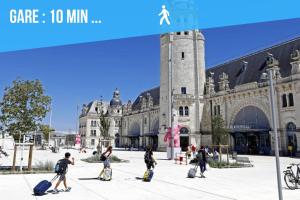 een groep mensen die met bagage voor een gebouw loopt bij Caporizon-Cap239-Vue mer-50m plage in Marillac