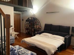a living room with a couch and a bed at Ciao Amore in Padova