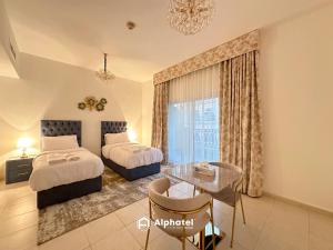 Stylish 3-bedroom plus Maid room - Villa in JVC - Dubai客房内的一张或多张床位