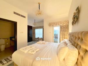 Stylish 3-bedroom plus Maid room - Villa in JVC - Dubai客房内的一张或多张床位