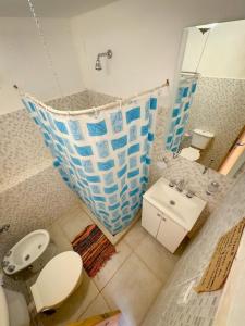 Ένα μπάνιο στο Casa Nuestra Hostal +53 φωτογραφίες