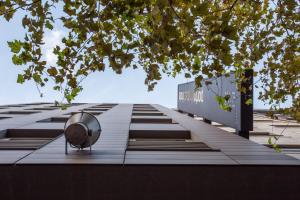 a building with a fan on the side of it at Porto Trindade Hotel in Porto