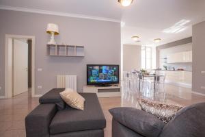 a living room with a couch and a tv at Casa Daniele in Menaggio