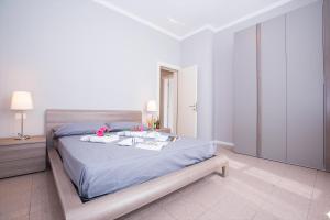 a bedroom with a bed with pink flowers on it at Casa Daniele in Menaggio +7 photos