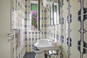 Ένα μπάνιο στο Residence Thalassa With Pool - Happy Rentals +22 φωτογραφίες