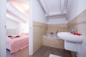 Kúpeľňa v ubytovaní Casa Laura Apt. 6 + 12 fotografií