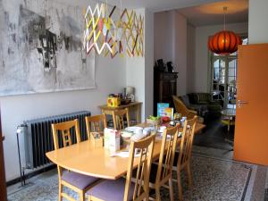 a dining room with a table and chairs at Bed and breakfast Le fourchu fossé in Liège