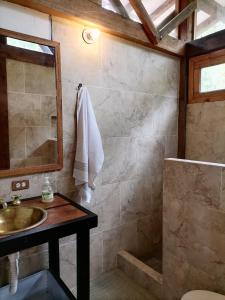 Koupelna v ubytování MoiraEcolodge - Cabaña El Roble
