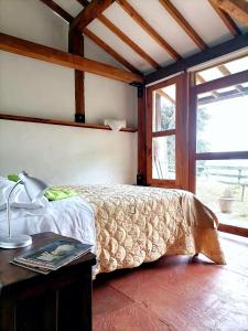 Postel nebo postele na pokoji v ubytování MoiraEcolodge - Cabaña El Roble