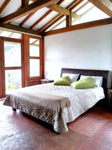Postel nebo postele na pokoji v ubytování MoiraEcolodge - Cabaña El Roble