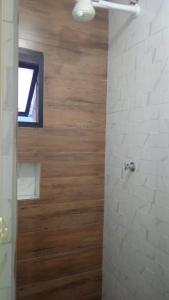 een badkamer met een douche en een houten muur bij Hotel Maracanã in Sao Paulo +8 foto's